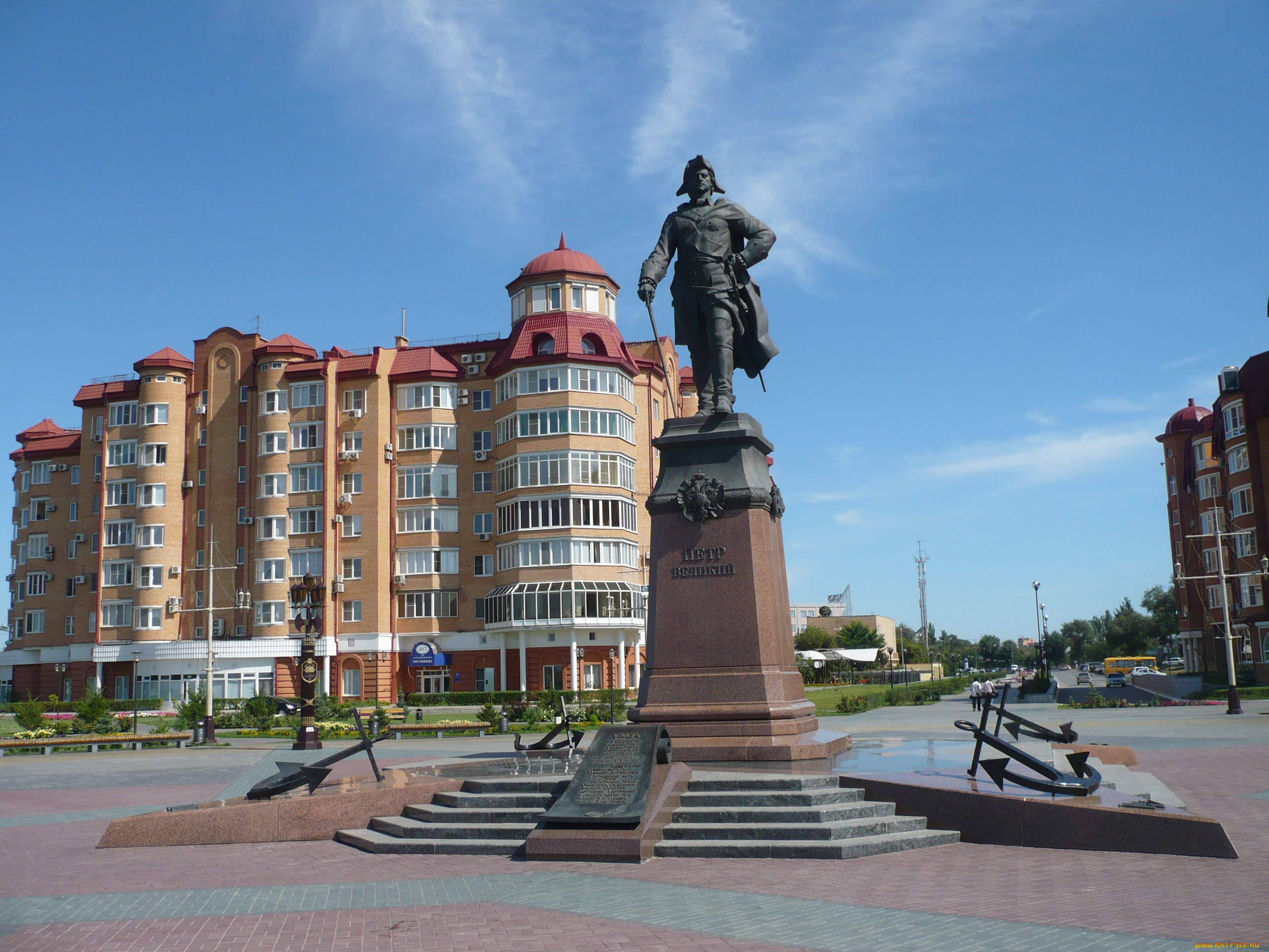 Памятник Петру 1 в Астрахани